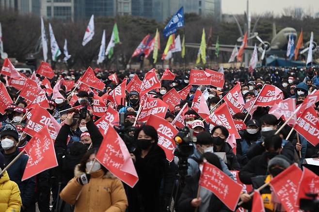 민주노총 등 진보단체로 구성된 전국민중행동이 15일 오후 서울 영등포 여의도 공원서 민중총궐기를 개최했다. /사진=뉴스1