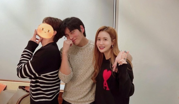Actor Lee Da-hae has shown off his recent history with singer Seven, actor Choi Sung Joon, who is openly devoted.Lee Da-hae posted a picture on SNS on the 15th, saying, Um...SinB with some kind of oven... and with our old relationship with Sung Joon.The photo showed Lee Da-hae with Choi Sung-Joon, and the two of them, who were in a tight shoulder, created a cheerful atmosphere.Especially, the man who stands sideways with his face covered with emoticons next to Sung Joon attracts attention.At first glance, the side and Lee Da-haes expression of some kind of even made him guess that his boyfriend Seven.Also, Lee Da-hae added the hashtags, #Point of Omniscient Interfere #11 oclock tonight #Bone shooter!Lee Da-hae will appear with Seven on MBC entertainment program Point of Omniscient Interfere which is broadcasted on the night and will meet Choi Sung Joon.Lee Da-hae and Seven are currently in public devotion.They are expected to appear for the first time on the Point of Omniscient Interfere broadcast on the night.Lee Da-hae SNS.