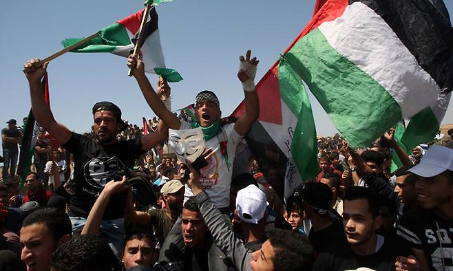 이스라엘의 건국 선포 직후 팔레스타인인 70만명 이상을 고향에서 몰아낸 ‘나크바(대재앙)의 날‘인 5월15일 시위를 벌이는 팔레스타인 시위대의 모습. 세계일보 자료사진