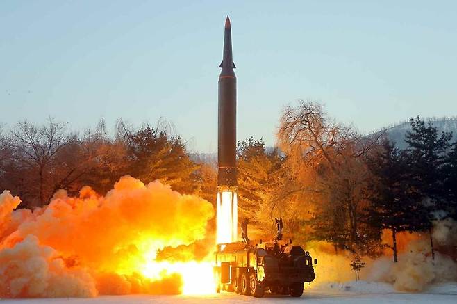 북한이 개발한 극초음속미사일이 5일 가상 표적을 향해 발사되고 있다. 노동신문·뉴스1