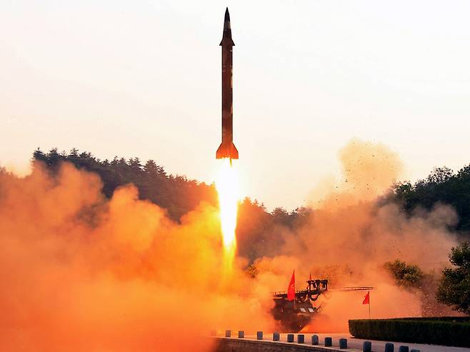 북한이 2017년 5월 발사했던 정밀유도 탄도미사일. 탄두부에 작은 날개가 장착된 것이 극초음속미사일과 유사하다. 세계일보 자료사진