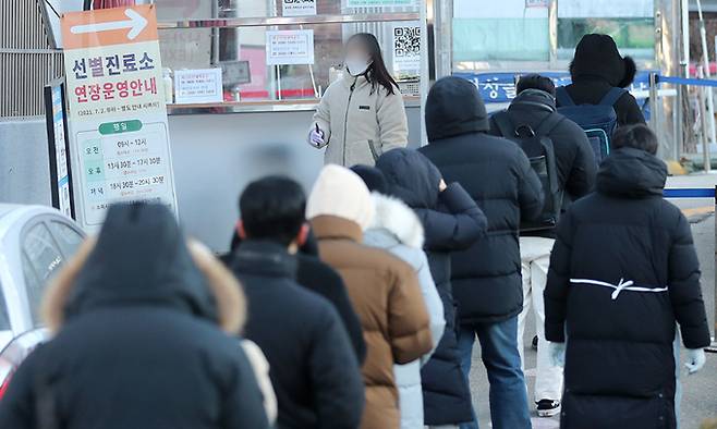 14일 서울 강서구 보건소에 마련된 선별진료소를 찾은 시민들이 검체검사를 받기 위해 줄 서서 대기하고 있다. 뉴스1