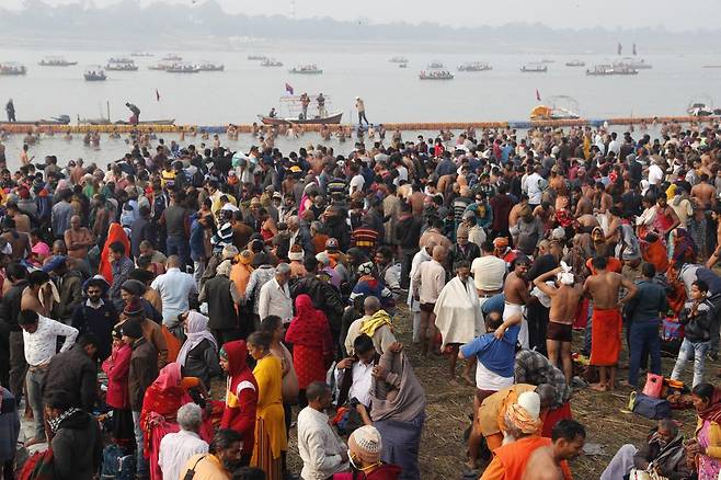 인도 현지시간으로 14일, 갠지스강과 야무나강이 만나는 지점인 상감에서 힌두교 축제 ‘마그 멜라’가 시작됐다. 마스크를 쓰지 않은 순례객 수천 명이 이곳에 몰려들면서 코로나19 확산 우려가 높아지고 있다. AP 연합뉴스