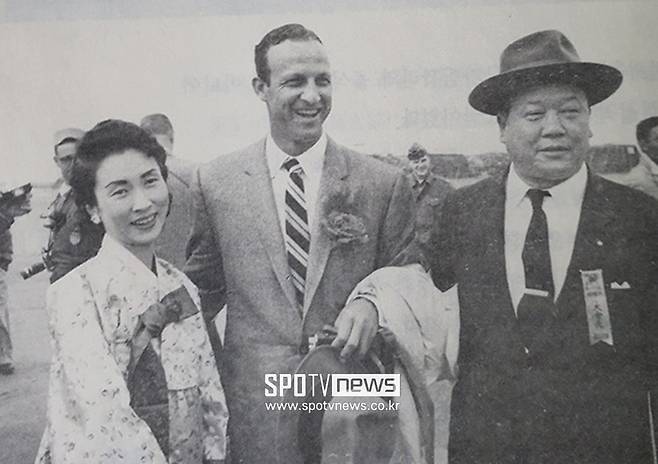 ▲ 세인트루이스의 레전드 스탠 뮤지얼(가운데)이 1958년 방한해 메이저리그 팀 최초로 한국 팀과 경기를 펼쳤다. ⓒ한국야구사