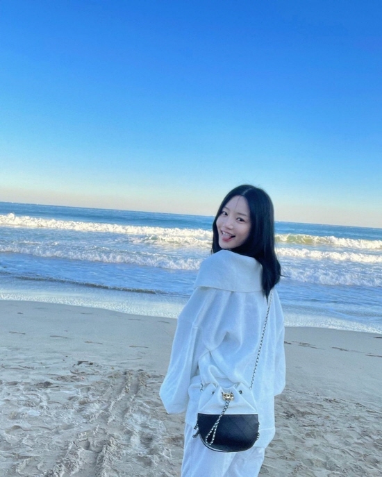 Lee Yu-bi posted several photos on Instagram on Friday, along with an article entitled The First Sea of the New Year.Lee Yu-bi in the photo is taking various poses while walking along the beach.She smiled brightly, showing off her beauty. She has a pure charm.Lee Yu-bi stars in Teabing original Yumis Cells 2Photo: Lee Yu-bi Instagram