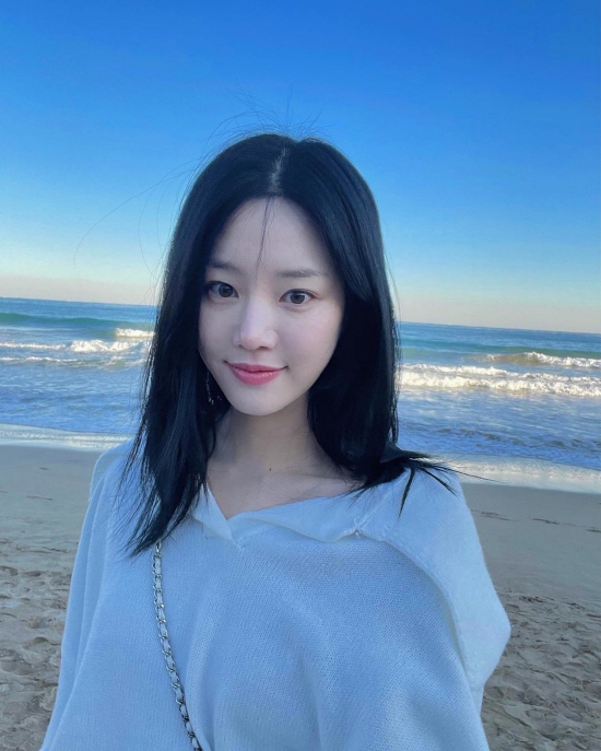 Lee Yu-bi posted several photos on Instagram on Friday, along with an article entitled The First Sea of the New Year.Lee Yu-bi in the photo is taking various poses while walking along the beach.She smiled brightly, showing off her beauty. She has a pure charm.Lee Yu-bi stars in Teabing original Yumis Cells 2Photo: Lee Yu-bi Instagram