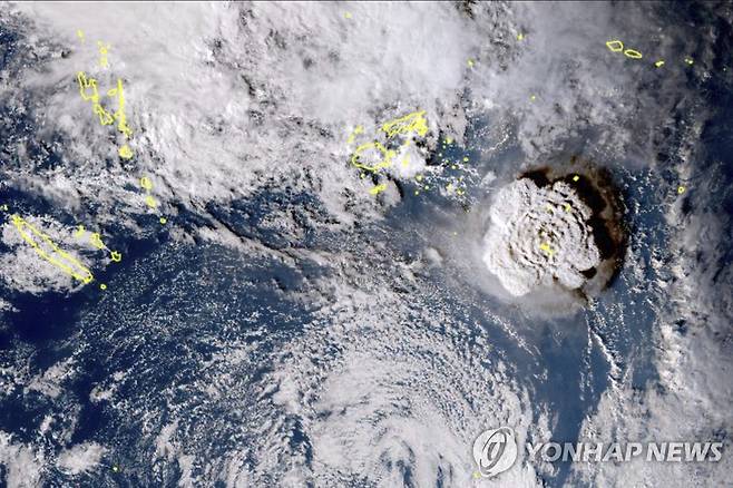 일본 기상위성이 촬영한 통가 인근 해저 화산 분출 모습 [일본 기상당국 제공. AP=연합뉴스. 재판매 및 DB 금지]