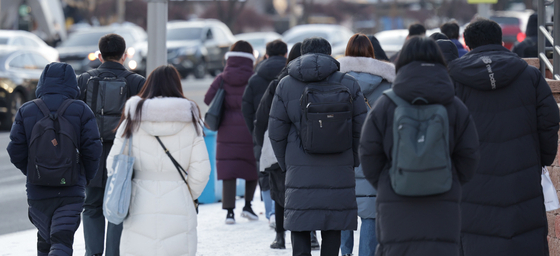 지난 11일 오전 서울 서초구 고속터미널역 인근에서 시민들이 출근길을 재촉하고 있다. 〈사진=연합뉴스〉