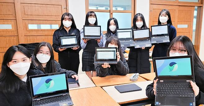 대전이문고등학교 학생들이 각자 지급된 '웨일북'을 들고 있는 모습. (네이버 제공) © 뉴스1