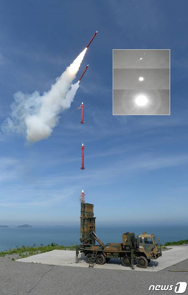 국산 중거리지대공미사일 '천궁-Ⅱ'(M-SAM2) 발사 장면. (방위사업청 제공) 2020.11.26/뉴스1