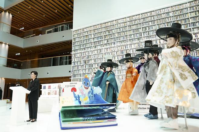 김정숙 여사가 16일 오전(현지시각) 아랍에미리트 두바이의 모하메드 빈 라시드 도서관에서 열린 ‘한-UAE 지식문화 교류식’에 참석해 축사를 하고 있다. 두바이/윤운식 선임기자