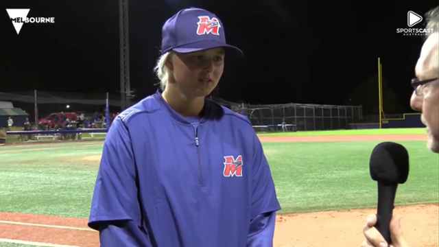 호주 프로야구 리그(ABL) 첫 여성선수 제네비브 비컴이 8일 데뷔전을 치른 후 소감을 밝히고 있다. 멜버른 에이시스 트위터 캡처