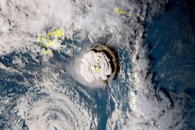 15일 밤 통가 인근에서 발생한 해저화산 분출 광경이 일본 히마와리 8호 위성에 찍혔다. 일본 정보통신연구기구(NICT) 배포, AFP 연합뉴스