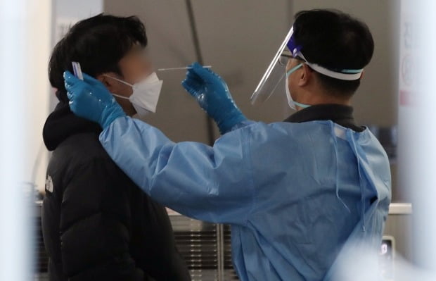 서울 강서구 보건소에 마련된 선별진료소를 찾은 시민들이 검체검사를 받고 있다. /사진=뉴스1