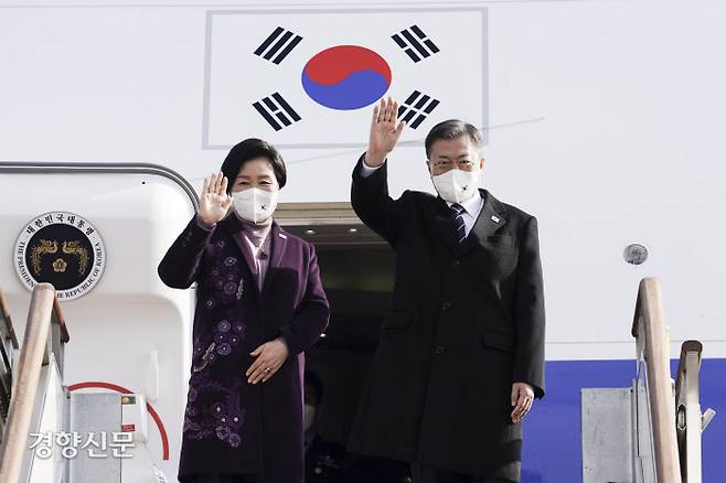 중동 3개국 순방에 나서는 문재인 대통령과 김정숙 여사가 15일 서울공항에서 새 공군 1호기에 올라 인사를 하고 있다. /강윤중 기자