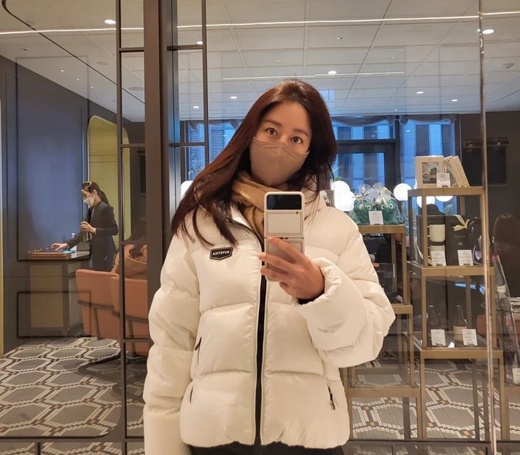 Actor Jeon Hye-bin, 38, stepped out for a Weekend date with her husband.On Wednesday, Jeon Hye-bin posted several photos on her personal Instagram account, calling it an exciting Weekend date.The look of Jeon Hye-bin, who is out in cold white padding, is full of elegant atmosphere, and I feel happy in the open posture of both arms and the smile.The Weekend dating course, which she chose with her husband, varied.Jeon Hye-bin took commemorative photos from a window overlooking the lake at a glance or enjoyed screen Nippon Professional Baseball, curling.Jeon Hye-bin also showed charm in shoulder dancing as she recorded a perfect strike at Nippon Professional Baseball.Meanwhile, Jeon Hye-bin appeared on KBS 2TV WeekendDrama OK Photon last year; he married a two-year-old dentist in 2019.