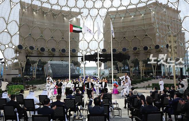 문재인 대통령과 김정숙 여사가 16일(현지시간) 두바이 엑스포 알 와슬 플라자에서 열린 두바이 엑스포 한국의 날 공식행사에서 문화공연을 관람하고 있다. 연합뉴스