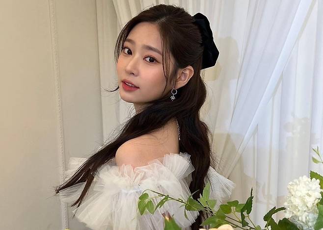Kim Min-joo, from IZ*ONE, showed off her princess visuals.Kim Min-joo posted several photos on his instagram on the 15th with Letters and Flowers emoticons.Kim Min-joo in the photo showed off her pretty beauty in a colorful off-shoulder dress; she showed off her extreme beauty with a half-bundled wave hair, and she rocked her fanciful with heavenly visuals.Kim Min-joo, who was cleaner than flowers, attracted attention by leaving an angelic selfie.Fans praised Our Democratic Princess, Daily Legend, The Most Beautiful in the World and Who is a flower.Meanwhile, Kim Min-joo is currently in charge of MBC Show! Music Core MC and is carrying out various activities after the end of IZ*ONE activities.