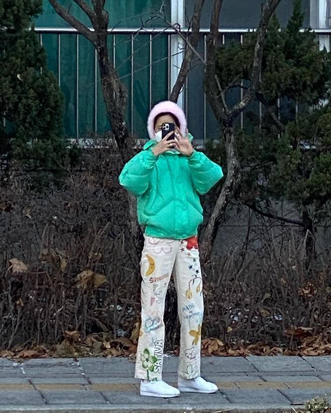 Kim Na-young posted a photo on his Instagram page on Wednesday.Kim Na-young in the public photo boasted a unique fashion sense by matching pink barraclava, mint padding and unique pattern pants.Kim Na-young is walking down the streets of Seoul, enjoying a date with someone, and Kim Na-youngs eyes, which drip with honey, caught the attention of viewers.On the other hand, Kim Na-young appeared with his two sons in JTBC I Raise, which recently ended, and started public devotion with singer MY Q.Photo: Kim Na-young Instagram