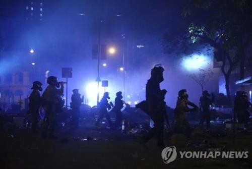 2019년 11월 홍콩이공대 진입하는 홍콩 경찰 [AP 연합뉴스 자료사진 재판매 및 DB 금지]