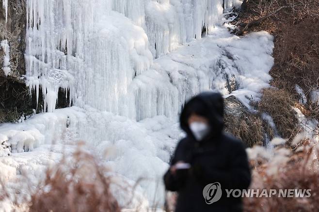 한파에 얼어붙은 홍제천 인공폭포 [연합뉴스 자료사진]