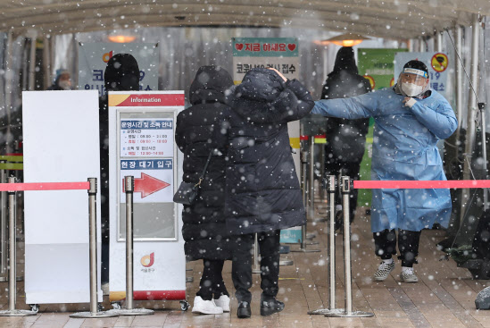 17일 오후 서울 중구 서울시청 앞 코로나19 임시 선별검사소에 눈이 내리고 있다. (사진=연합뉴스)