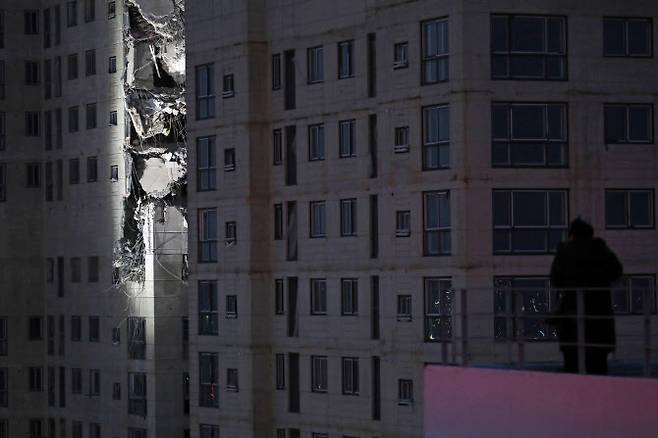 17일 오후 광주 서구 화정동 신축아파트 붕괴사고 현장에 어둠이 내리고 있다. (사진=연합뉴스)