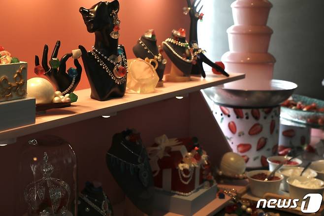 아난티 힐튼 부산 10층 맥퀸즈 라운지에서 딸기 디저트 뷔페 ‘크레이지 인 핑크’가 열리고 있다.2021.1.16/© 뉴스1 이유진 기자