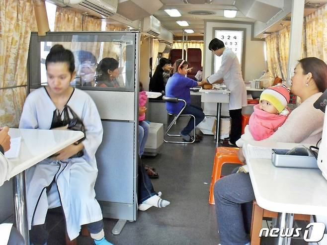 전북 정읍시가 도내 최초로 모든 외국인 가정의 아동에게 보육료를 지원한다. 이주여성이 건강점검을 받고 있다.(정읍시제공)© 뉴스1