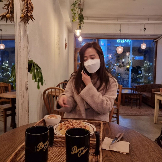 Singer Kang Susie shares trivial routineKang Susie said on his 17th day, I went to the instagram last weekend. Waffles are so delicious that my husband and my dad ate them.and posted a picture.In the photo, Kang Susie sat in an atmosphere cafe and showed off her innocent beauty, which this year, 55, boasts visuals while she is incredible, and is admiring.Meanwhile Kang Susie is with comedian Kim Gook Jin in 2018We got married in May.