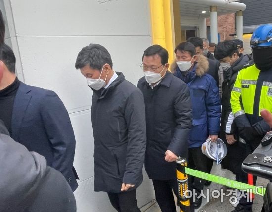 정몽규 HDC그룹 회장이 17일 오후 광주 서구 화정아이파크 외벽 붕괴 사고 현장 부근 실종자 가족대기소로 들어가고 있다.