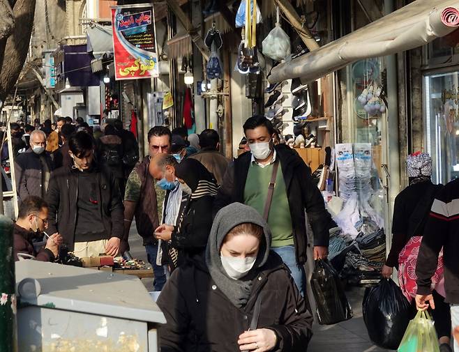 이란의 수도 테헤란 그랜드 바자르가 장을 보려고 나온 시민들로 북적이고 있다.