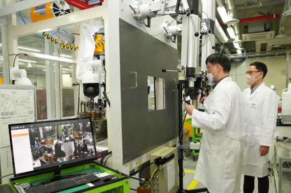 한국원자력연구원에 국내 최초로 구축된 '조사유기 응력부식균열' 실증 장비를 연구진이 테스트하고 있다. 원자력연구원 제공