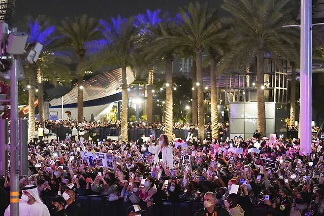16일 오후(현지시각) 아랍에미리트 두바이 엑스포 쥬빌리공원에서 열린 케이팝 콘서트 중 아랍에미리트 현지 팬들이 싸이의 공연을 보며 환호하고 있다. 두바이/윤운식 선임기자