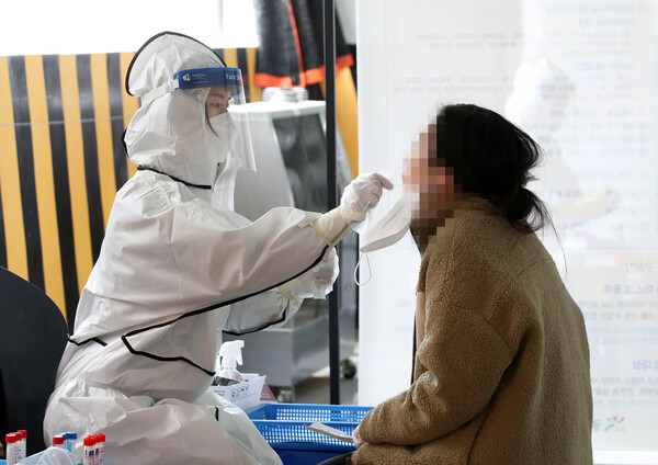 방역당국의 의료진이 최근 광주 북구에서 시민을 대상으로 코로나19 진단검사를 하고 있다. 연합뉴스