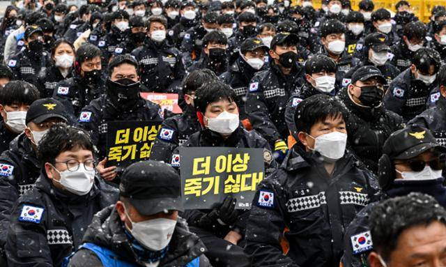 대한민국공무원노동조합총연맹 소방공무원노동조합(공노총 소방노조)이 18일 서울 종로구 효자치안센터 인근에서 대정부 규탄집회를 열었다. 이날 집회에 참가한 조합원들의 머리와 옷 위에 갑작스레 내린 눈이 쌓여 있다. 이한호 기자