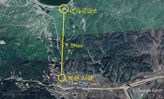 금강산 관광 지역. 사진 윗부분 원 안에 주차돼 있던 버스가 아랫 부분의 북한 시설 주차장에서 발견됐다. [구글 어스]