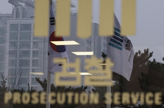 박범계 법무부 장관은 17일 검사장 급 인사를 외부 공모 형식으로 한 자리에만 진행하겠다고 밝혔다. 서울 서초동 서울중앙지검 모습, 연합뉴스