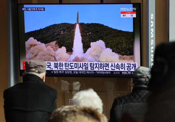 Travelers at Seoul Station watch a news report about North Korea's latest missile test on Monday morning. [YONHAP]