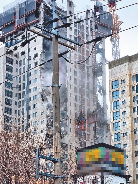 The façade of a 39-story apartment building under construction in Gwangju collapsed on January 1. [YONHAP]