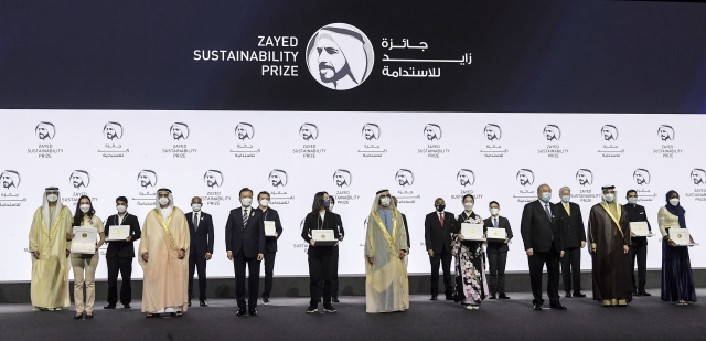 문재인 대통령이 17일 오전(현지시간) 아랍에미리트 두바이 엑스포 전시센터에서 자이드상 수상자들과 기념촬영을 하고 있다.