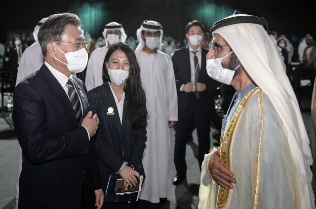 재인 대통령이 17일 오전(현지시간) 아랍에미리트 두바이 엑스포 전시센터에서 열린 아부다비 지속가능성주간 개막식 및 자이드상 시상식을 마친 뒤 두바이 통치자인 무함마드 빈 라시드 알막툼 UAE총리와 인사하고 있다.