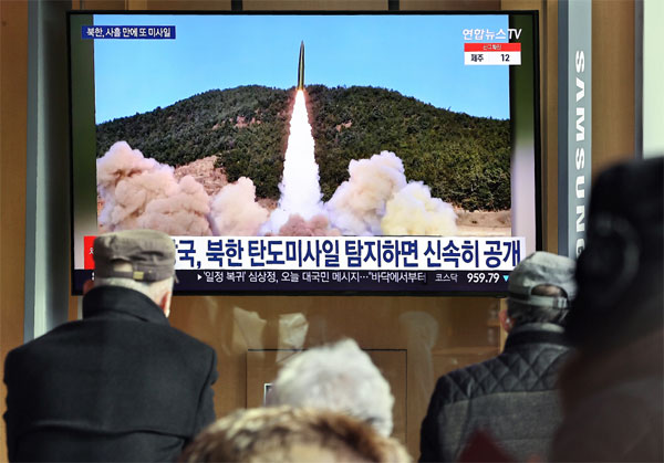 17일 오전 서울역 대합실 모니터에 북한이 동해상으로 미상 발사체를 발사하는 뉴스가 보도되고 있다. [사진 = 연합뉴스]