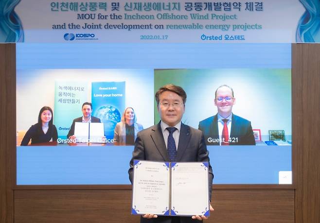 이승우 한국남부발전 사장이 17일 오스테드와 해상풍력 발전단지 개발 협약을 하고 있다./사진제공=한국남부발전