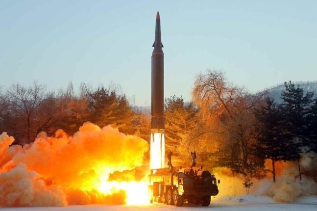 북한이 개발한 극초음속미사일이 지난 5일 가상 표적을 향해 발사되고 있다. 노동신문·뉴스1
