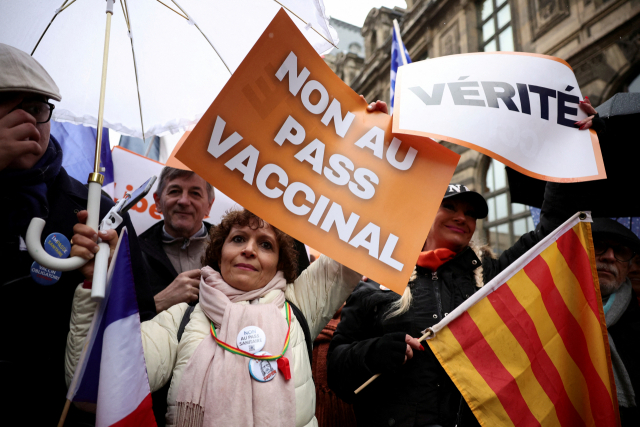 지난 8일 프랑스 파리의 한 거리에서 백신패스 반대론자들이 시위를 벌이고 있다. /로이터연합뉴스