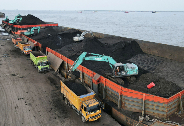 지난 13일 인도네시아 북자카르타의 카리아 시트라 누산타라 항구에서 한 노동자가 운송 트럭에 석탄을 내리고 있다./로이터연합뉴스