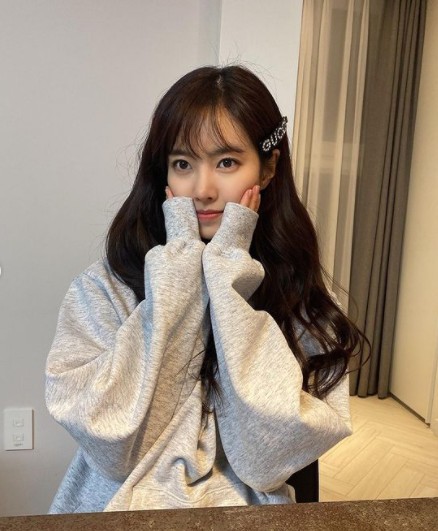 Actor Jin Se-yeon has revealed the recent situation in which the beauty of fairy is outstanding.On the 17th, Jean Seon-yeon posted a picture with her emoticon through her instagram without any comment.The photo shows Jin Se-yeon posing at the table, wearing a casual hooded T-shirt with a pin on her long hair and a smile.Even if it is not gorgeous, it is admirable with neat beauty and lovely charm. The fans responded that they are pretty, very cute, and sisters are cute.On the other hand, Jin Se-yeon appeared in KBS2TV drama Born Again in 2020 and will find fans through the drama Bad Memory Eraser.