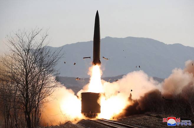 북한은 전날 철도기동 미사일연대가 검열사격훈련을 진행했다고 15일 밝혔다. (사진=연합뉴스)