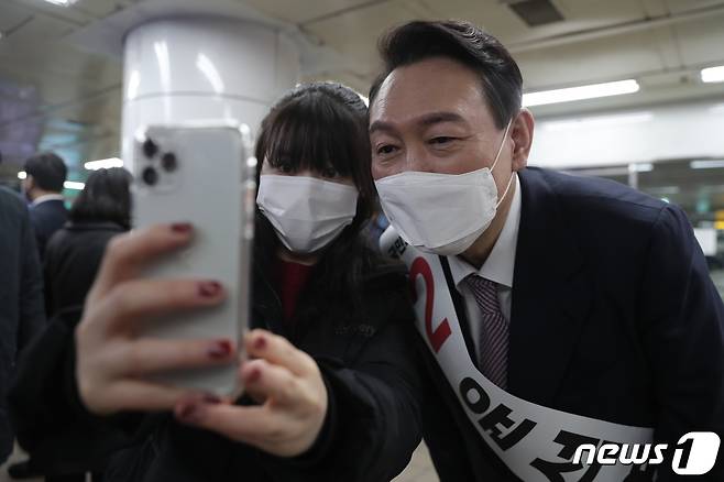 윤석열 국민의힘 대선 후보가 17일 서울 지하철2호선 을지로입구역에서 퇴근길 인사에 나섰다. (국민의힘 제공) © 뉴스1